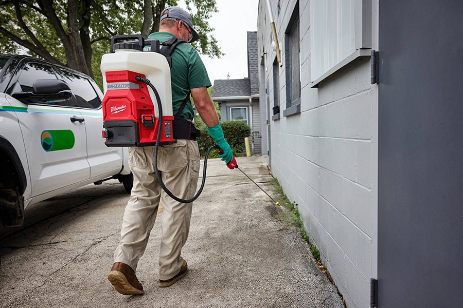MILWAUKEE® M18™ 15L Backpack Sprayer with SWITCH TANK