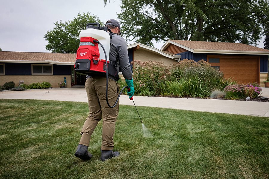 MILWAUKEE® M18™ 15L Backpack Sprayer with SWITCH TANK